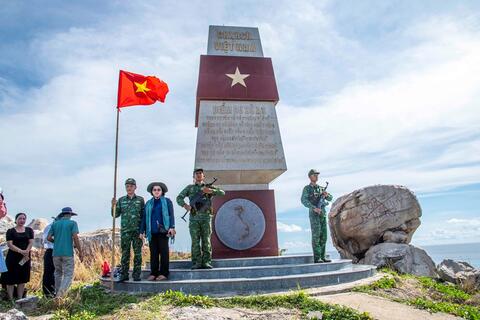 <a href="/giai-tri" title="Giải trí" rel="dofollow">Giải trí</a>