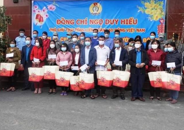 Đoàn lãnh đạo Trung ương trao quà tại Hà Tĩnh Đoàn lãnh đạo Trung ương trao quà tại Hà Tĩnh