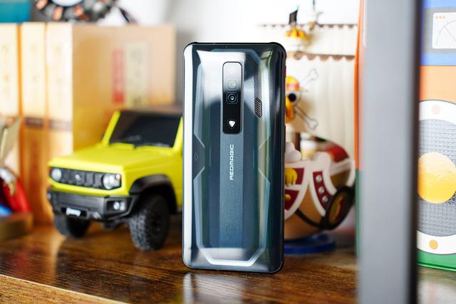 Red Magic 7 series ra mắt: Vi xử lý kép, sạc siêu nhanh 135W, camera ẩn dưới màn hình, tản nhiệt khủng, giá từ 14.3 triệu đồng - Ảnh 1.