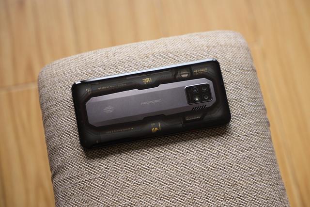 Red Magic 7 series ra mắt: Vi xử lý kép, sạc siêu nhanh 135W, camera ẩn dưới màn hình, tản nhiệt khủng, giá từ 14.3 triệu đồng - Ảnh 2.