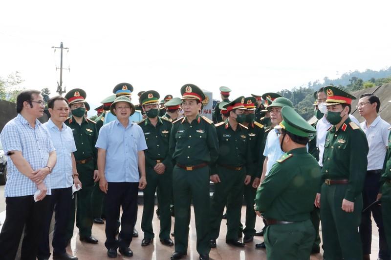 Đại tướng Phan Văn Giang cùng đoàn công tác của Bộ Quốc phòng kiểm tra cột mốc 666 (Cửa khẩu A Đớt, huyện A Lưới).