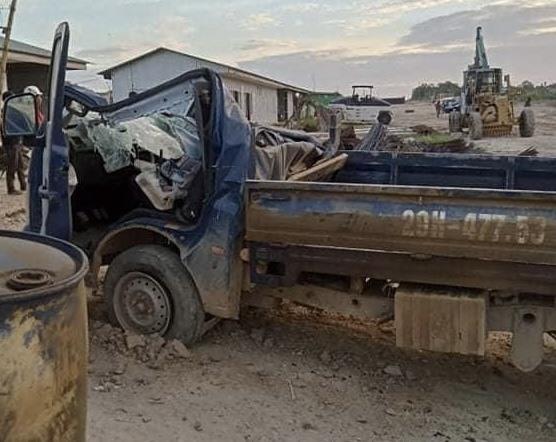 Xe tải bị đập biến dạng. Ảnh: CTV