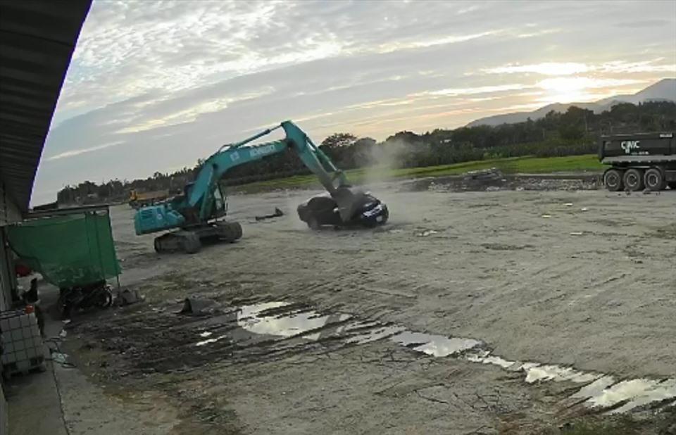 Thời điểm Hoàng lái xe máy xúc đập lên ô tô bán tải. Ảnh cắt từ clip