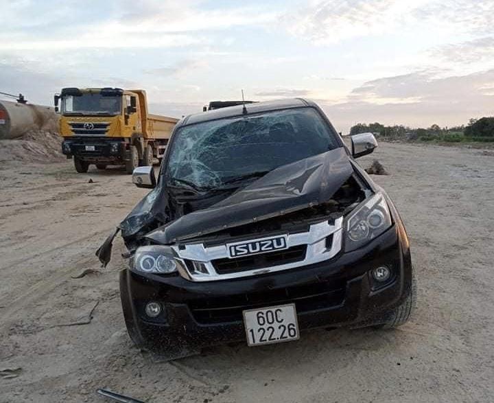 Ô tô bán tải bị đập tại hiện trường. Ảnh: DT