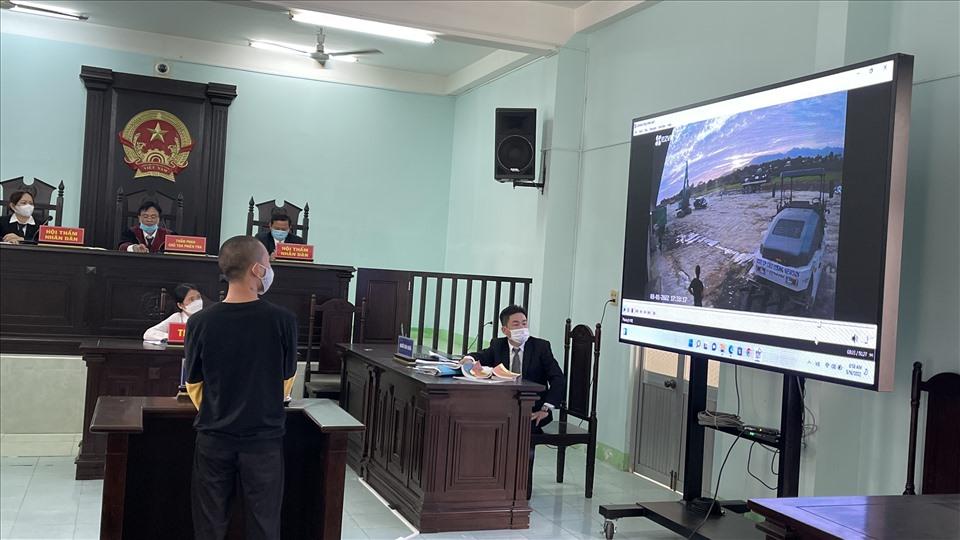Chiếu lại clip camera cho bị cáo xem lại hành vi mà mình đã thực hiện. Ảnh: DT