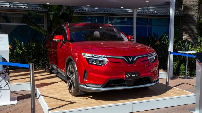 Tóm gọn VinFast VF 8 phô diễn khả năng drift trên đường tuyết dày - Ảnh 5.