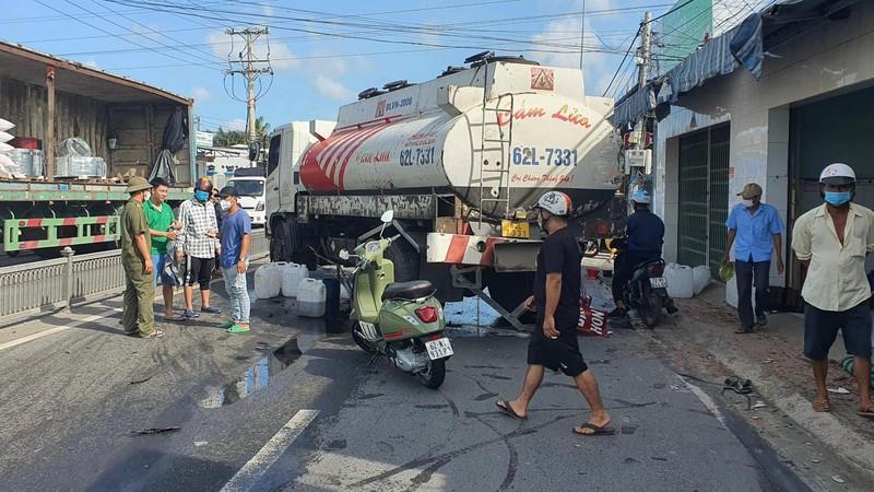 Va chạm với xe bồn, ô tô 7 chỗ bể nát phần đầu ảnh 3