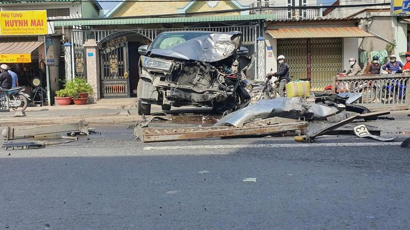 Va chạm với xe bồn, ô tô 7 chỗ bể nát phần đầu ảnh 2