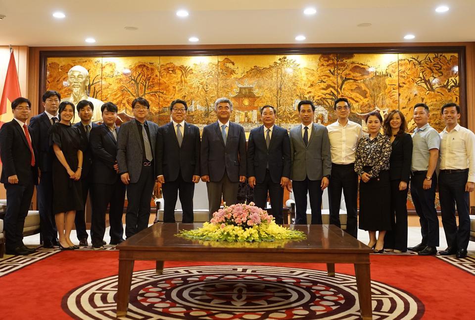 Đo&agrave;n đại biểu c&ocirc;ng ty Daewoo E&amp;C v&agrave; đại diện l&atilde;nh đạo, c&aacute;n bộ TP.&nbsp;