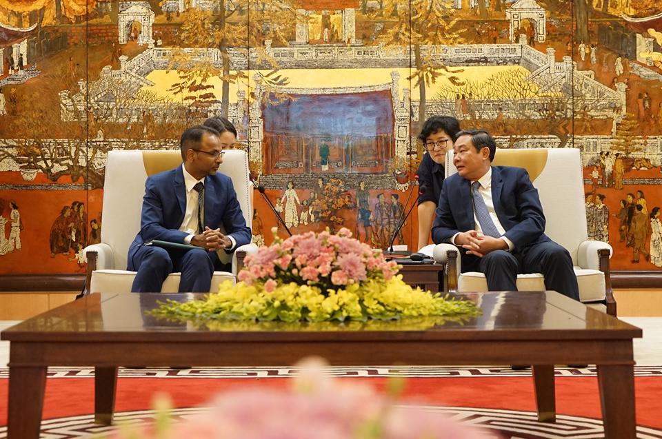 Phó Chủ tịch Thường trực phụ trách UBND TP Lê Hồng Sơn tiếp Giám đốc điều hành cơ quan Cơ sở hạ tầng châu Á Lavan Thiru. 