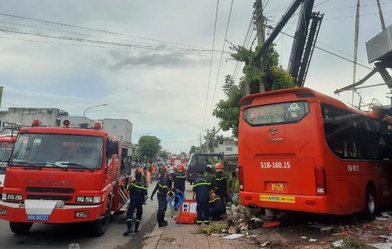 Xe khách lao vào quán cà phê làm 1 người chết, 4 người bị thương ảnh 1