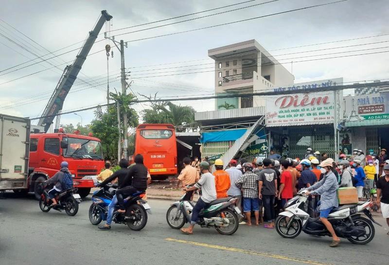 Xe khách lao vào quán cà phê làm 1 người chết, 4 người bị thương ảnh 2