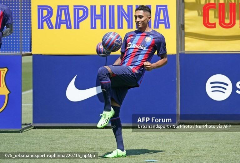 Raphinha sẽ tiếp nối hành trình dang dở của Neymar tại Barca? Ảnh: AFP