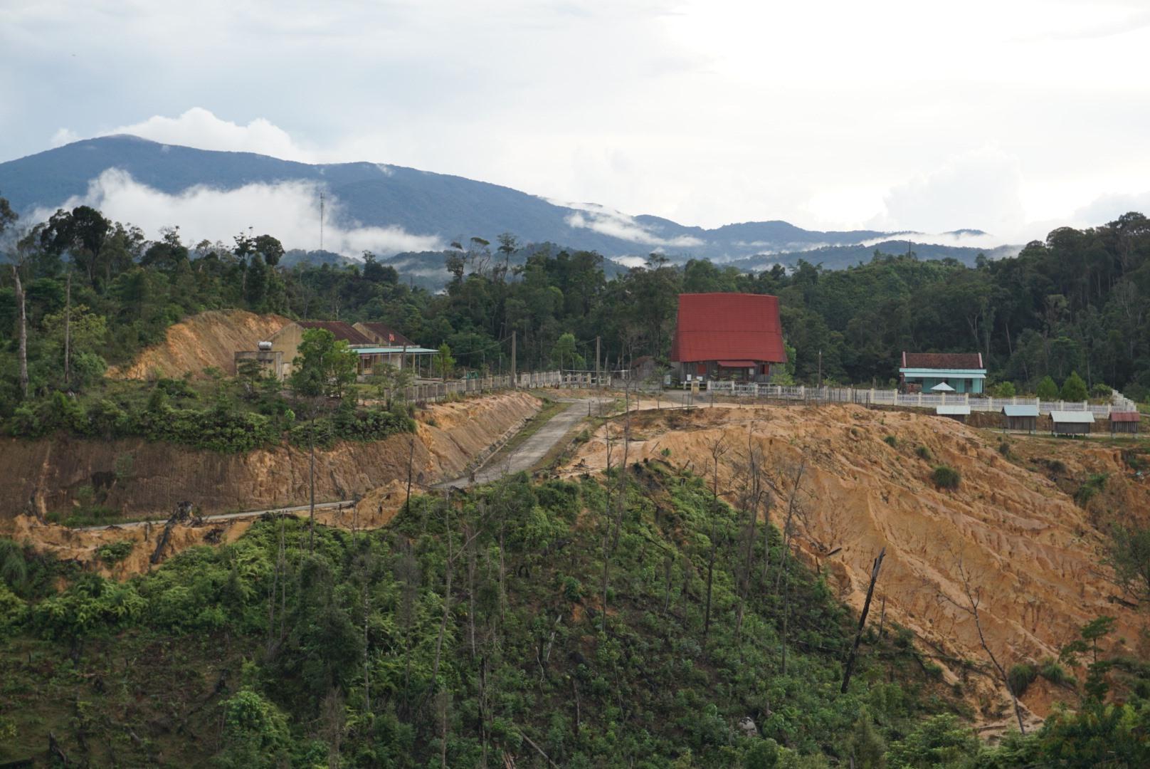 Một ngọn núi lở trước làng. Ảnh T.T