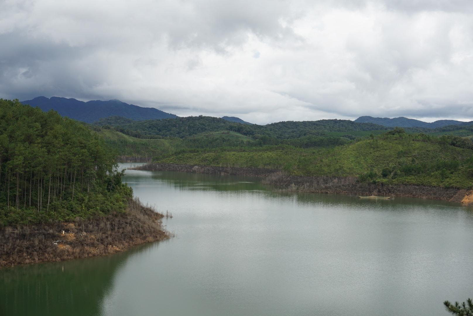 Lòng hồ thuỷ điện Thượng Kon Tum. Ảnh T.T