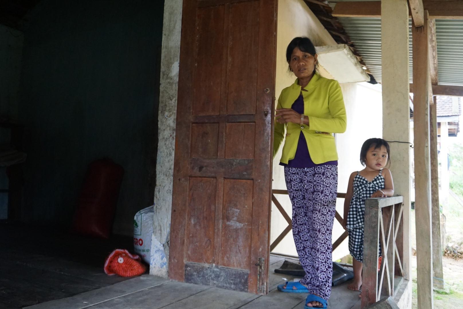 Người già và trẻ em lo sợ động đất. Ảnh T.T