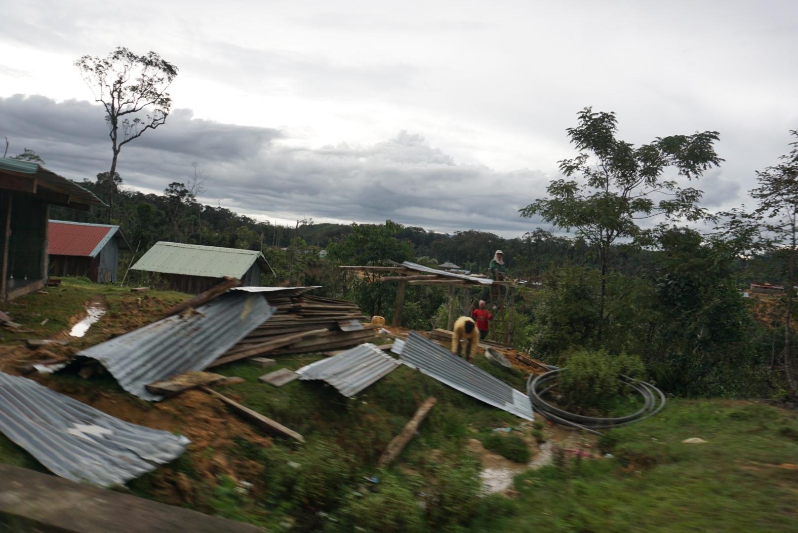 Khu vực núi cao, núi đồi no nước dễ sạt trượt. Ảnh T.T