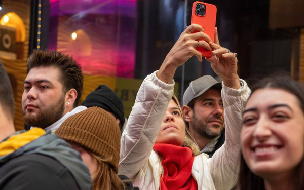 Điều gì giúp iPhone 'vượt mặt' Android trong cuộc chiến thị phần smartphone? - Ảnh 2.