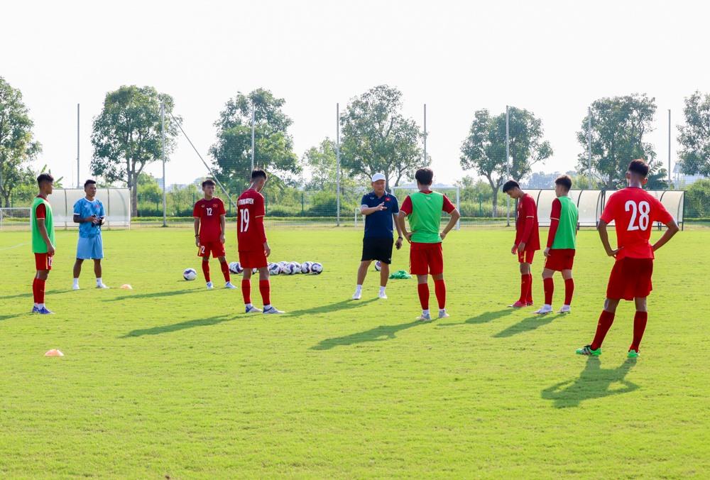 Thầy trò HLV Nguyễn Quốc Tuấn bước vào tập luyện tại Trung tâm PVF. Ảnh: VFF
