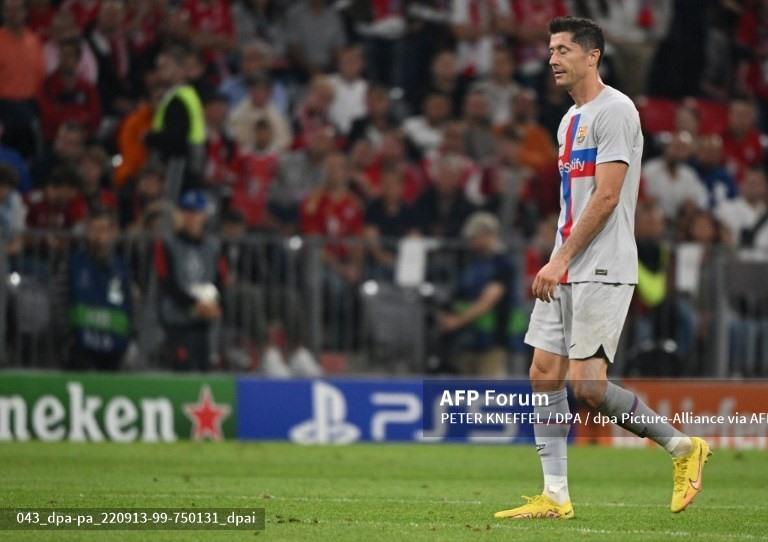 Lewandowski vô duyên đến lạ thường.  Ảnh: AFP