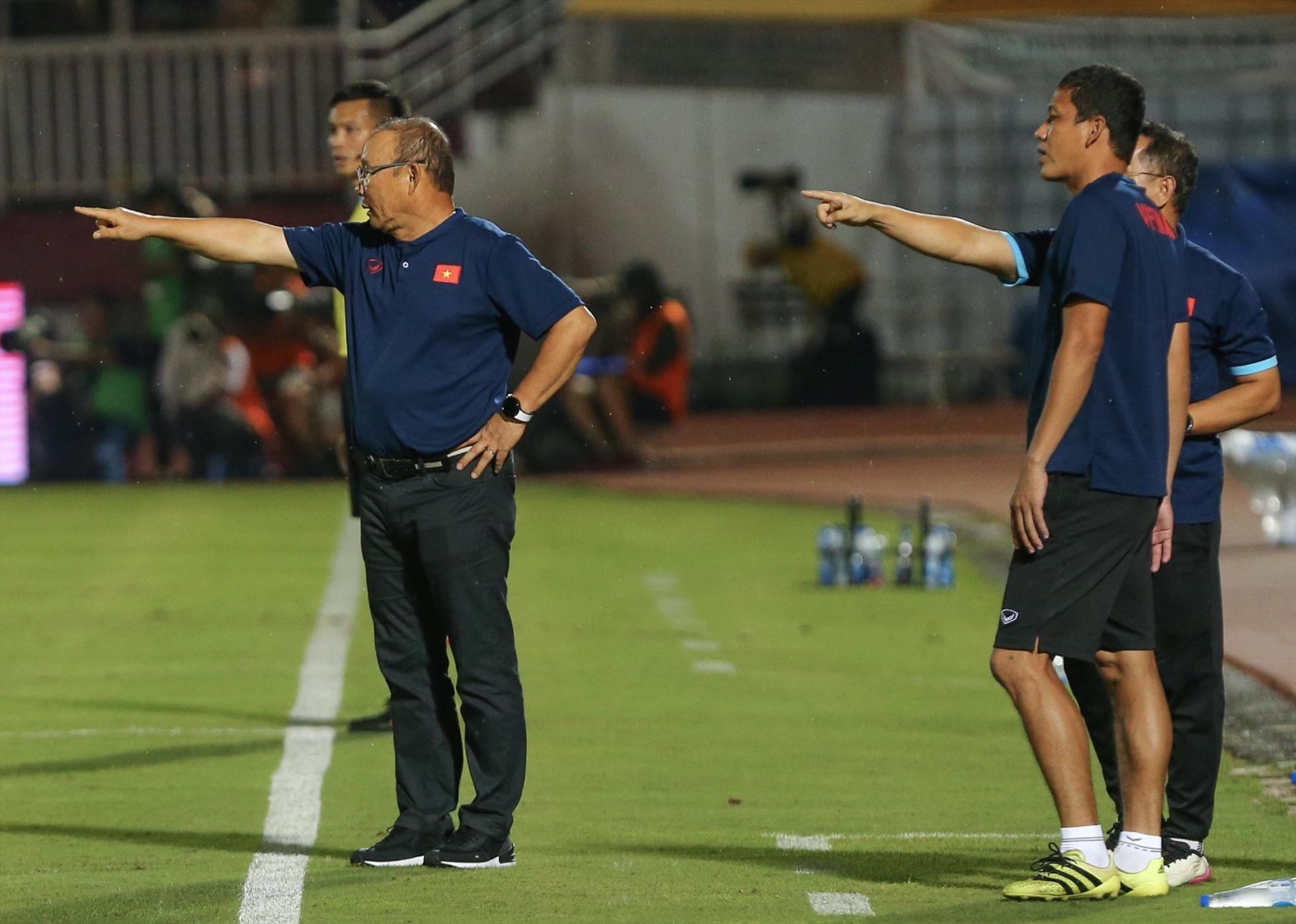 Huấn luyện viên Park Hang-seo cùng trợ lý Anh Đức sang Thái Lan xem King's Cup. Ảnh: A.A