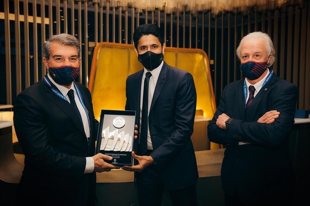 Nasser Al-Khelaifi (giữa) tin rằng, cách bán tài sản mà Barcelona thực hiện là không công bằng nên UEFA cần điều tra. Ảnh: FCB