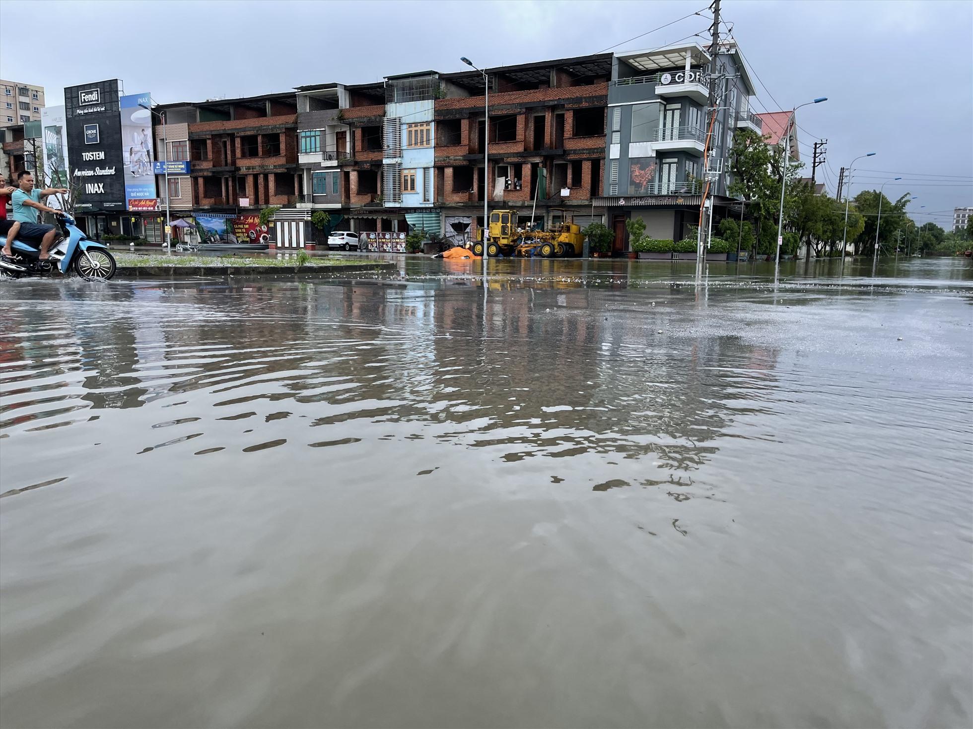 Nhiều khu vực, nước vẫn chưa rút hẳn khi mưa vẫn kéo dài. Ảnh: Quỳnh Trang