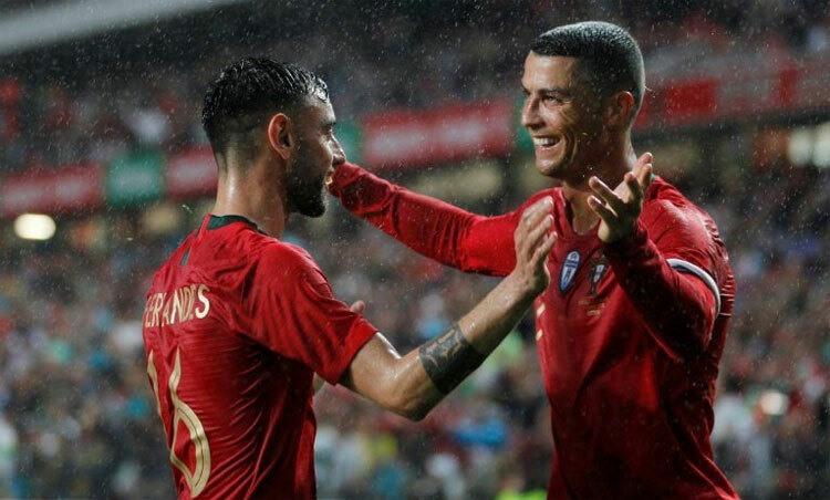 Bruno Fernandes bác bỏ đồn đoán về mối quan hệ giữa anh và Ronaldo. Ảnh: AFP