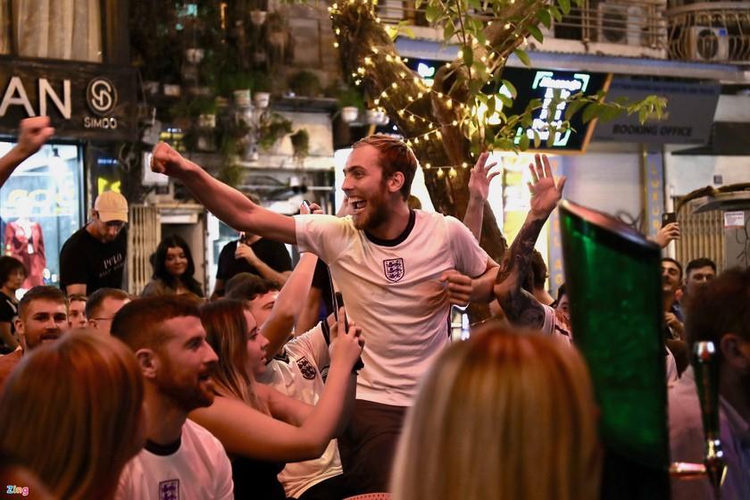 Cổ động viên Anh ăn mừng kỷ lục tại World Cup 2022 ảnh 7