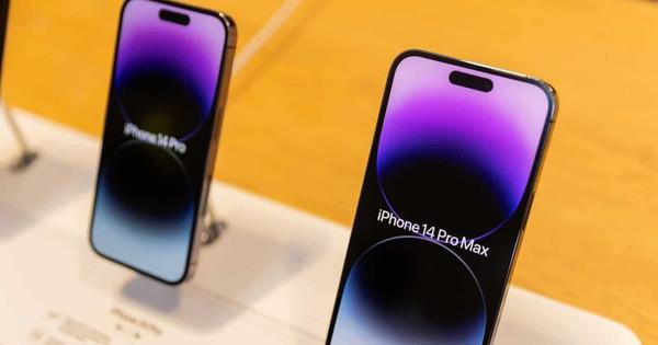 Người dân đặt hàng cả tháng không mua nổi iPhone giữa mùa cao điểm mua sắm, Apple bất lực nhìn tiền tỷ ‘rơi khỏi túi’ - Ảnh 1. Người dân đặt hàng cả tháng không mua nổi iPhone giữa mùa cao điểm mua sắm, Apple bất lực nhìn tiền tỷ ‘rơi khỏi túi’ - Ảnh 1.