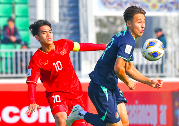 Thủ quân U20 Việt Nam đưa toàn đội "trở lại mặt đất" ảnh 1