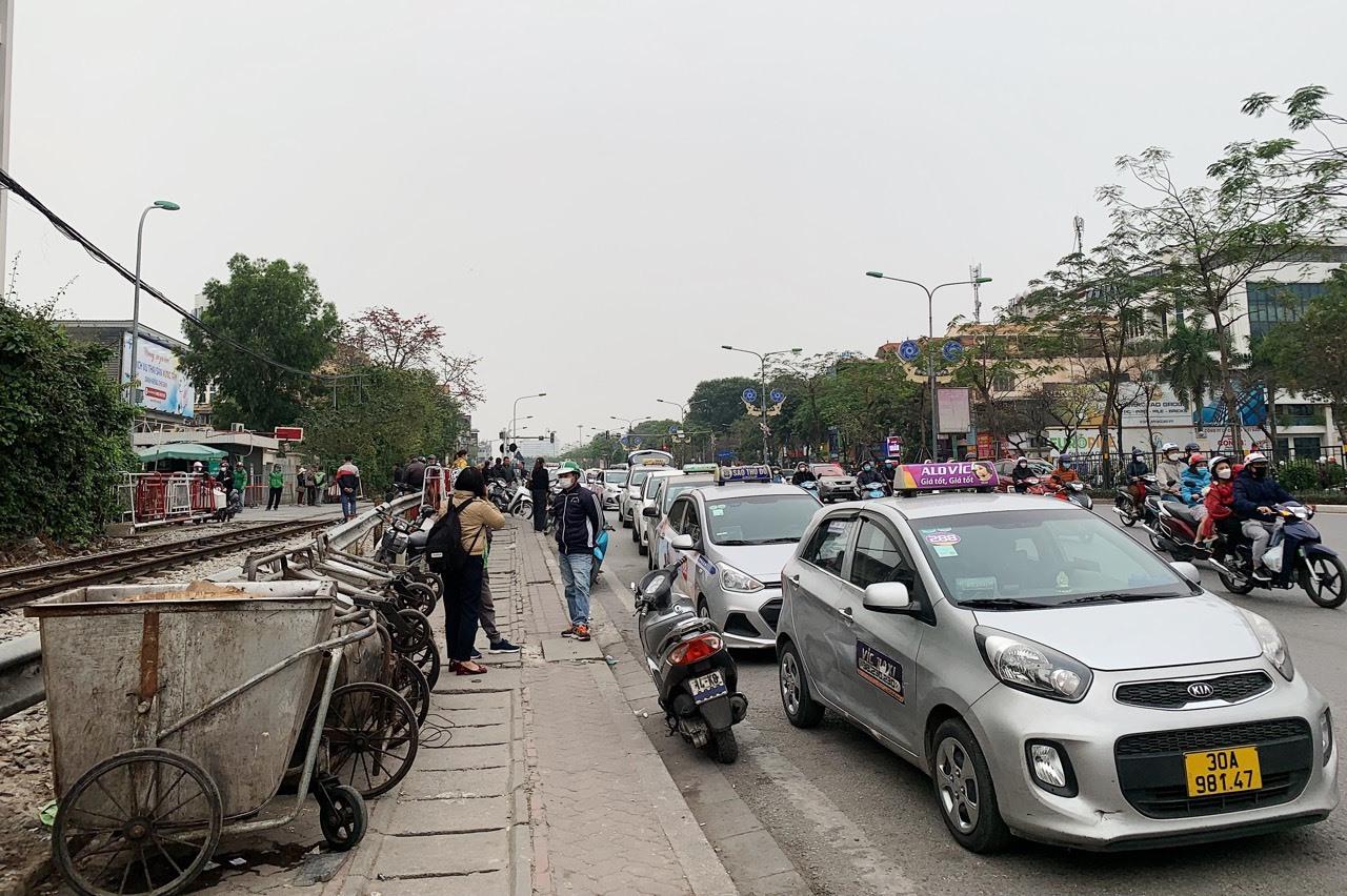 Hàng dài ôtô dừng, đỗ sai quy định. Ảnh: Vĩnh Hoàng