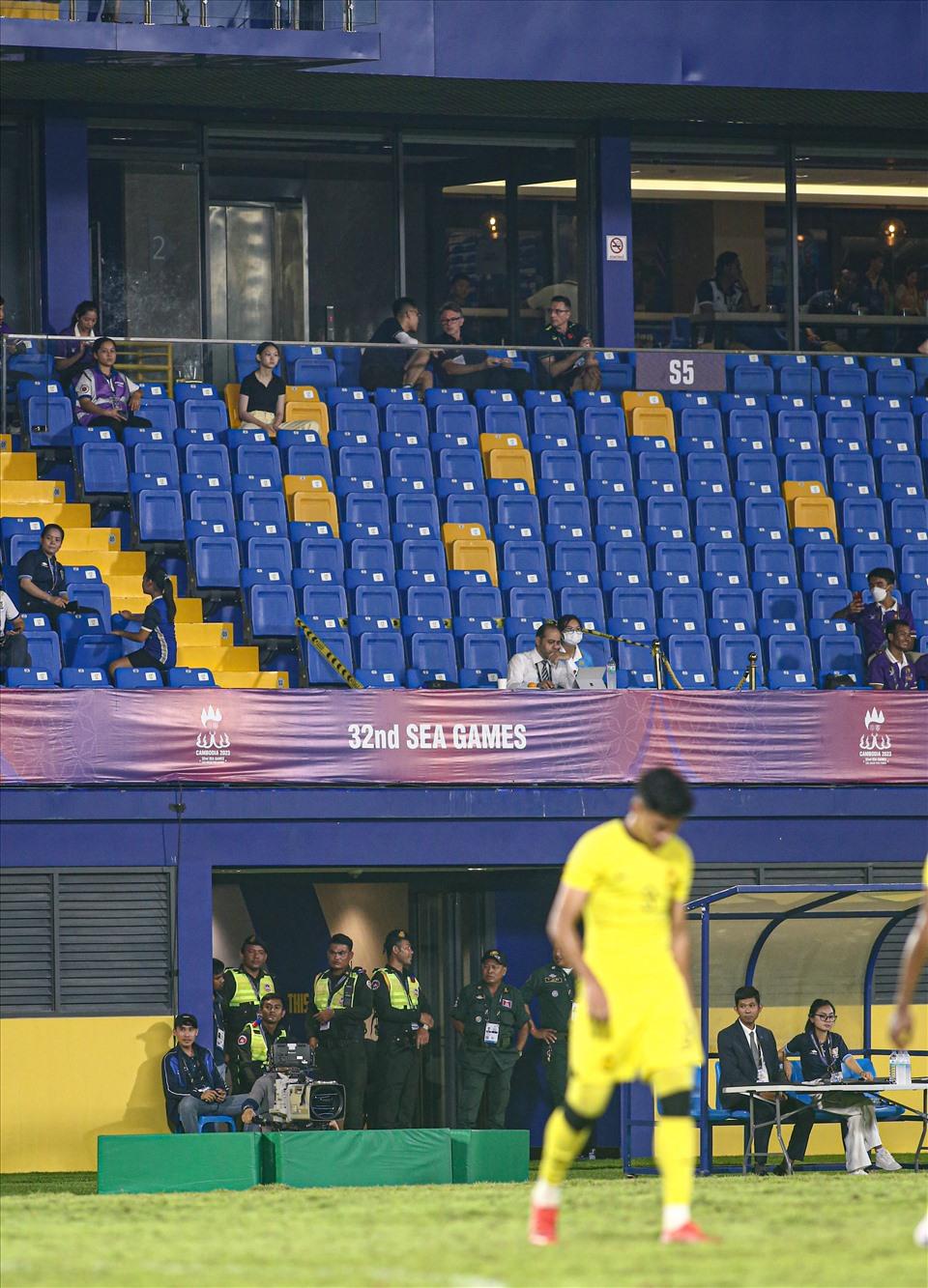 Huấn luyện viên Troussier đánh giá U22 Malaysia rất cao. Ông chia sẻ: “Có một điều tôi muốn cầu thủ cần làm tốt hơn là sự chính xác trong khâu cuối cùng. Nếu làm tốt thì sẽ ghi được nhiều bàn. Nhưng về lí thuyết Lào và Singapore không phải đối thủ mạnh nhất. Chúng ta có U22 Malaysia, U22 Thái Lan, đó mới là những đối thủ cần chuẩn bị tinh thần để đội đầu. Tuy nhiên, khi bắt đầu giải đấu với kết quả như thế này thì sẽ có tâm lí tốt để chuẩn bị cho các trận đấu tiếp theo“.