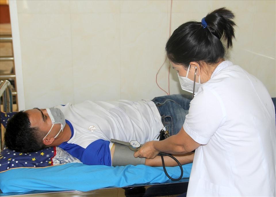 Mặc dù có đội ngũ chuyên môn được đào tạo bài bản, nhưng các trạm y tế ở cơ sở chỉ thực hiện khám chữa bệnh các bệnh thông thường. Ảnh: Phan Tuấn