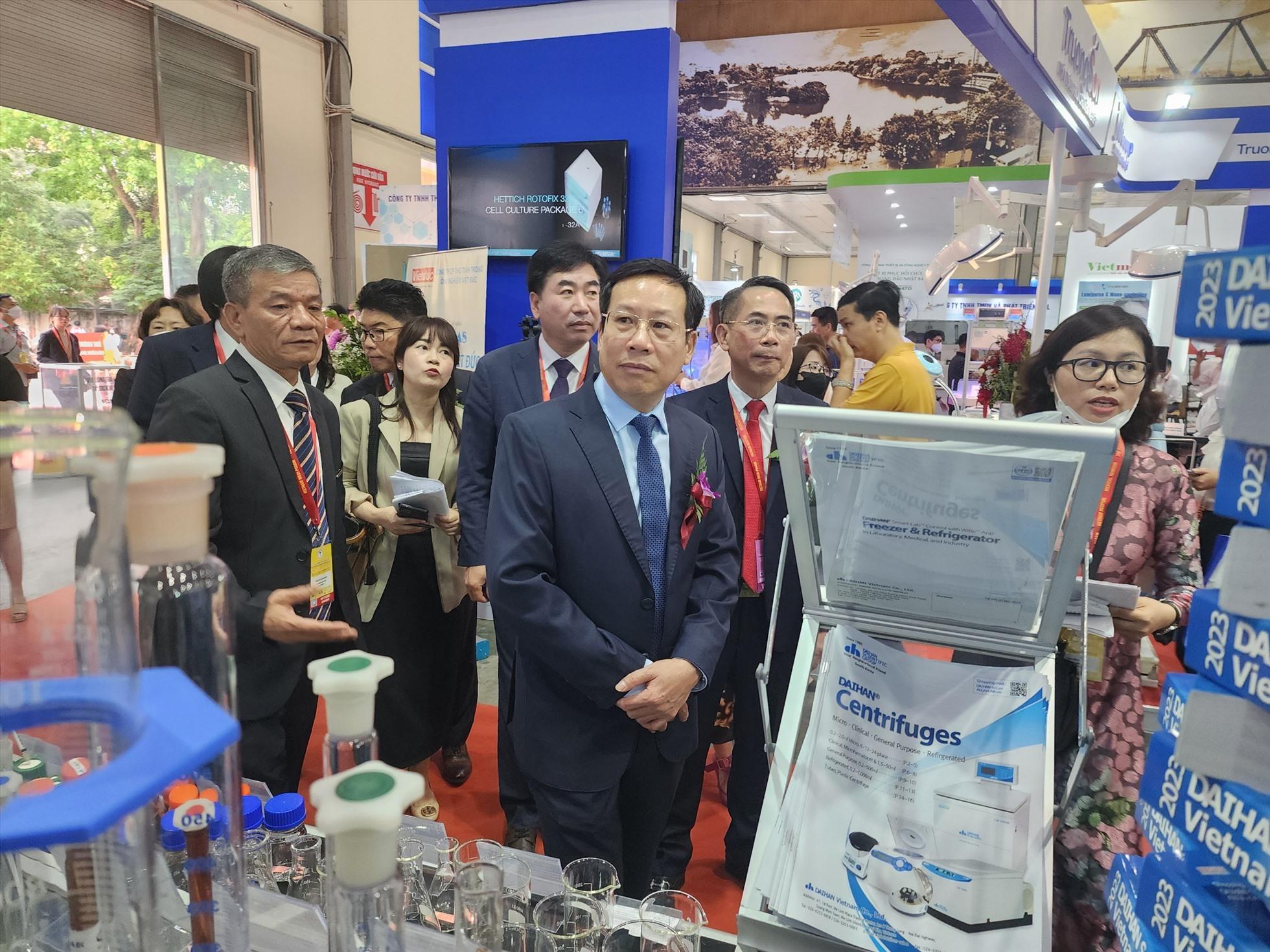 Nhiều thiết bị y tế hiện đại, kết nối với bác sĩ qua điện thoại thông minh