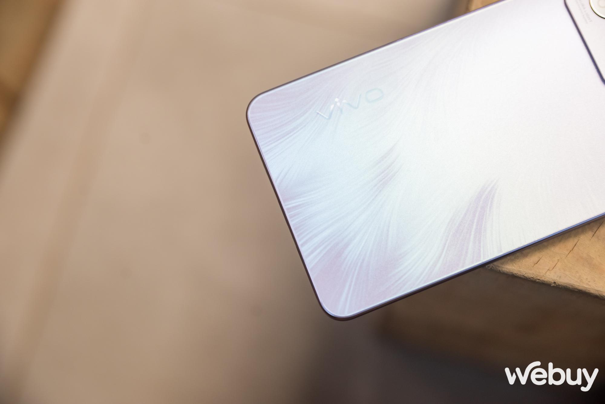 Cận cảnh vivo V27e chính thức tại Việt Nam: Thiết kế lông vũ ấn tượng, chip Helio G99, camera ring flash độc đáo, giá gần 9 triệu đồng - Ảnh 6.