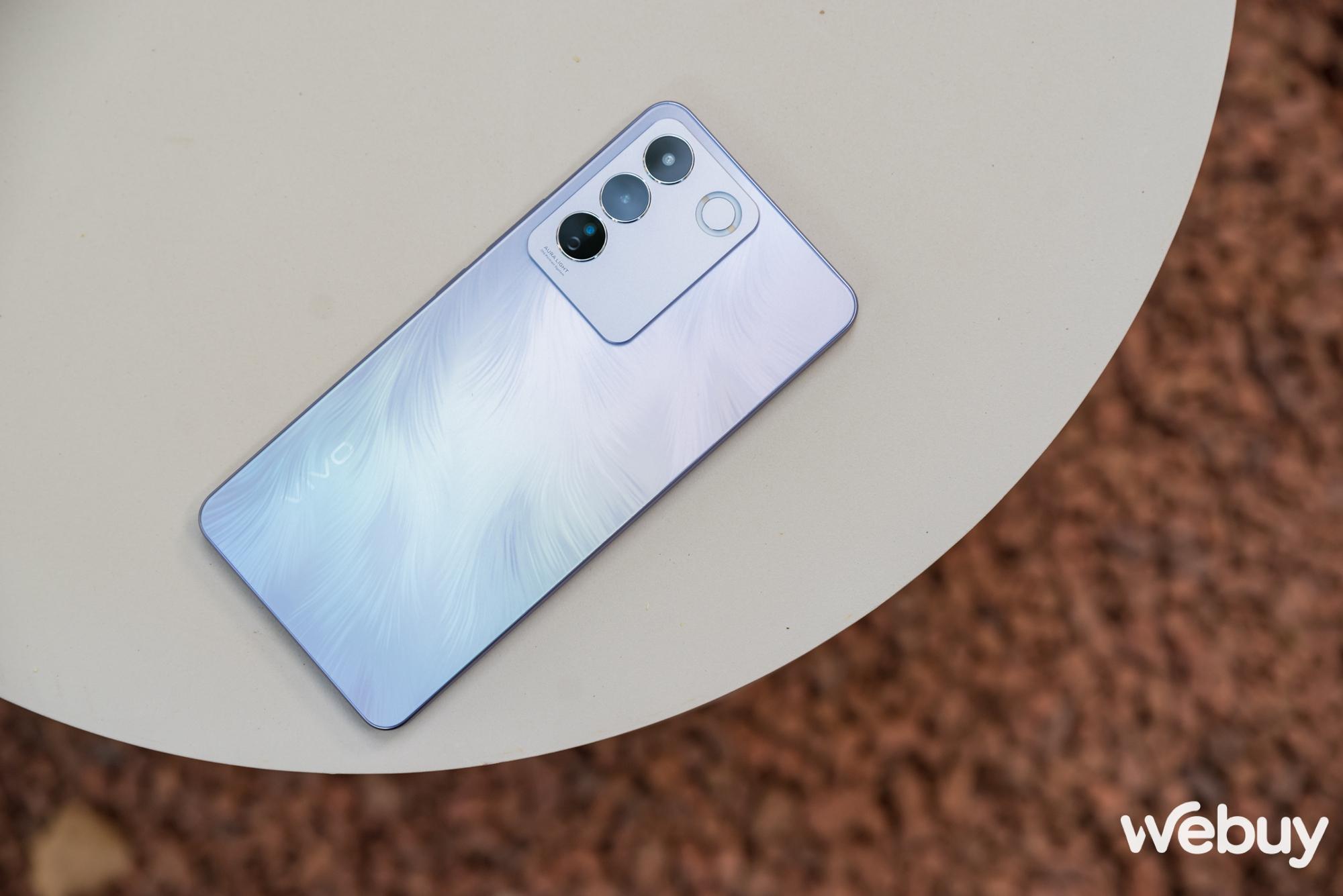 Cận cảnh vivo V27e chính thức tại Việt Nam: Thiết kế lông vũ ấn tượng, chip Helio G99, camera ring flash độc đáo, giá gần 9 triệu đồng - Ảnh 11.