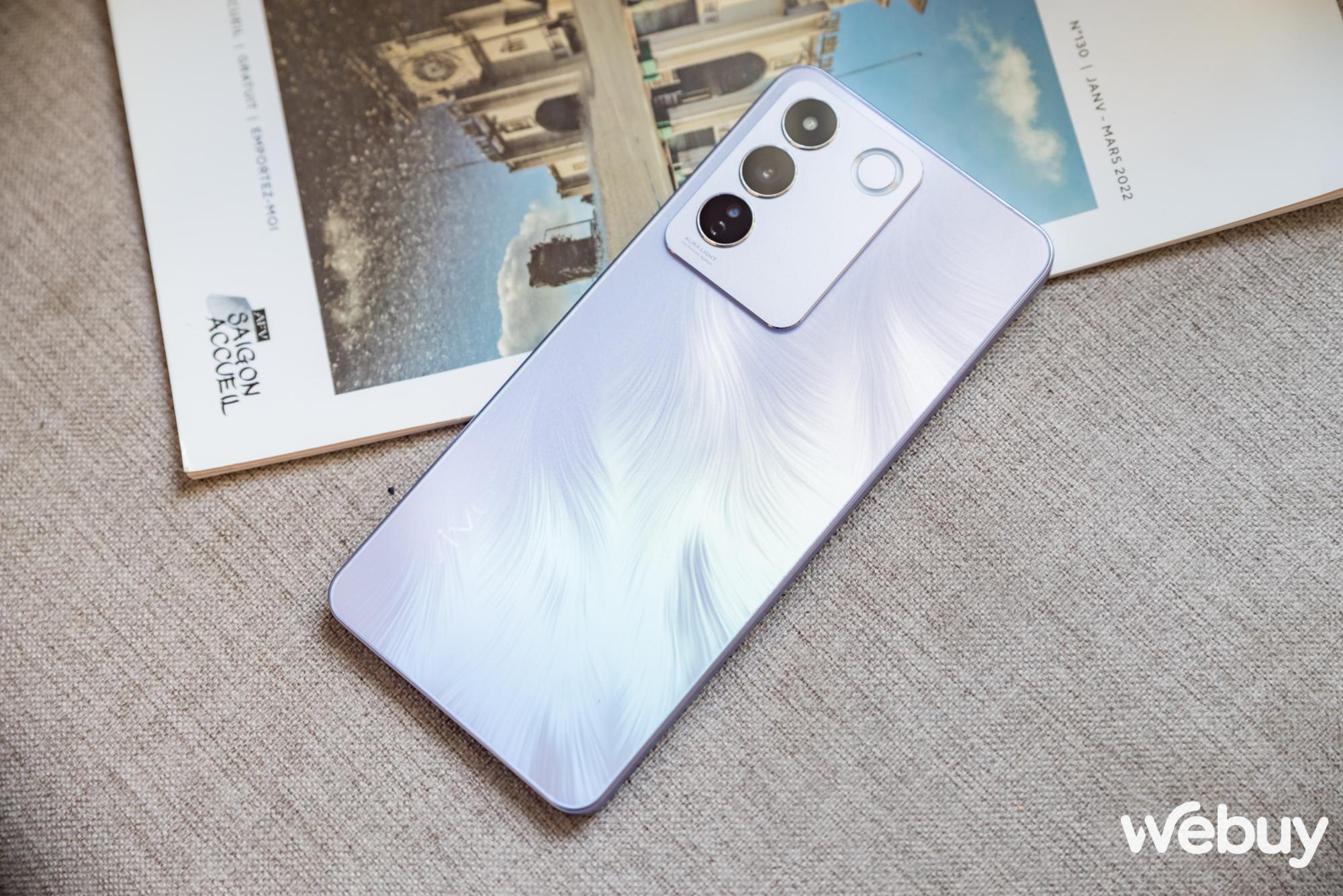 Cận cảnh vivo V27e chính thức tại Việt Nam: Thiết kế lông vũ ấn tượng, chip Helio G99, camera ring flash độc đáo, giá gần 9 triệu đồng - Ảnh 2.