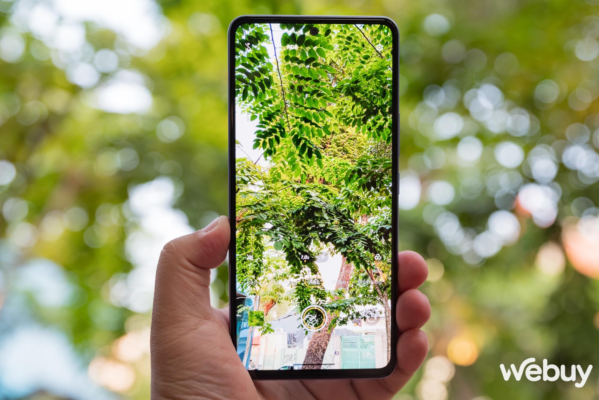 Cận cảnh vivo V27e chính thức tại Việt Nam: Thiết kế lông vũ ấn tượng, chip Helio G99, camera ring flash độc đáo, giá gần 9 triệu đồng - Ảnh 9.