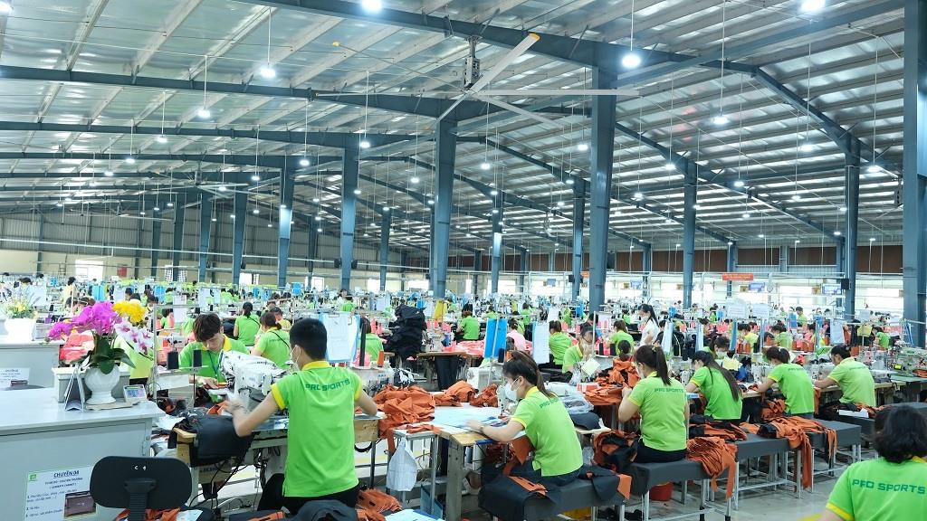 Công ty Cổ phần Thời trang Thể thao Chuyên nghiệp Giao Thủy Pro Sports sửa sang, nâng cấp lại hệ thống nhà xưởng mát mẻ và thoáng rộng hơn. Ảnh: Mạnh Cường.