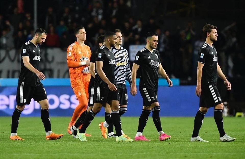 Juventus vừa thua trận, vừa bị trừ 10 điểm