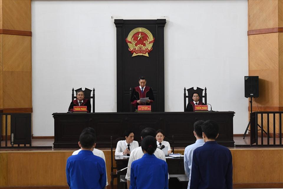 Chủ toạ Mai Anh Tài công bố bản án với các bị cáo. Ảnh: Việt Dũng