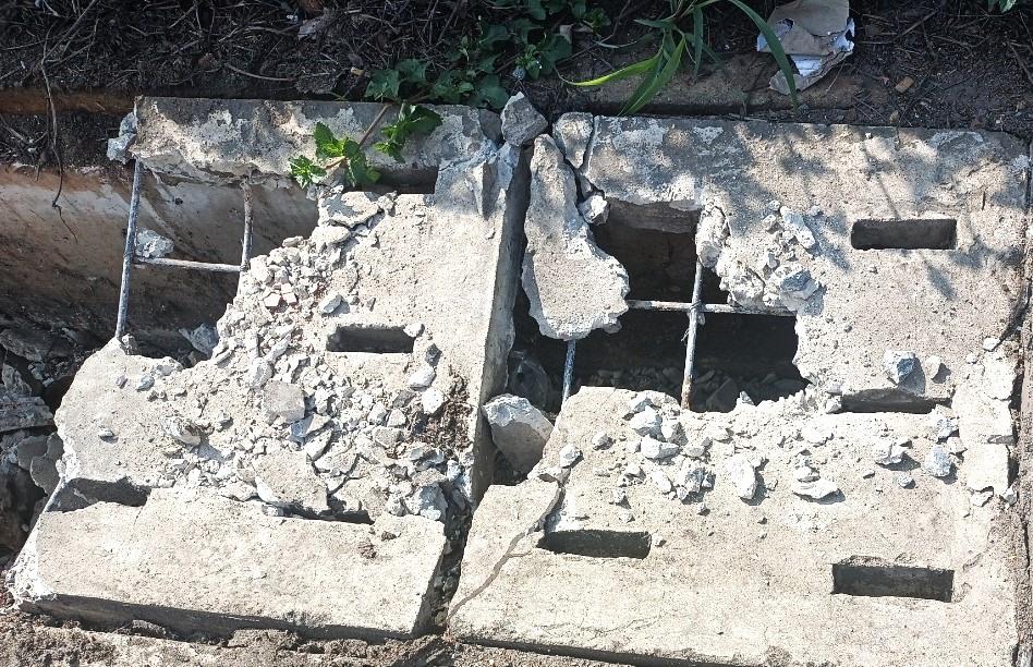 Hai tấm đan bê tông bị đối tượng đập phá gây hư hỏng.  Ảnh: CII