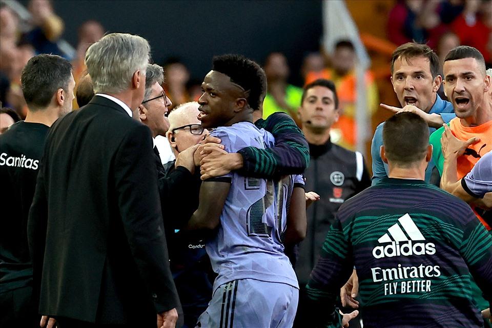 Vinicius bị đuổi khỏi sân ở phút 90+7 sau khi có hành động đáp lại sự khiêu khích từ cầu thủ và người hâm mộ Valencia. Ảnh: AFP