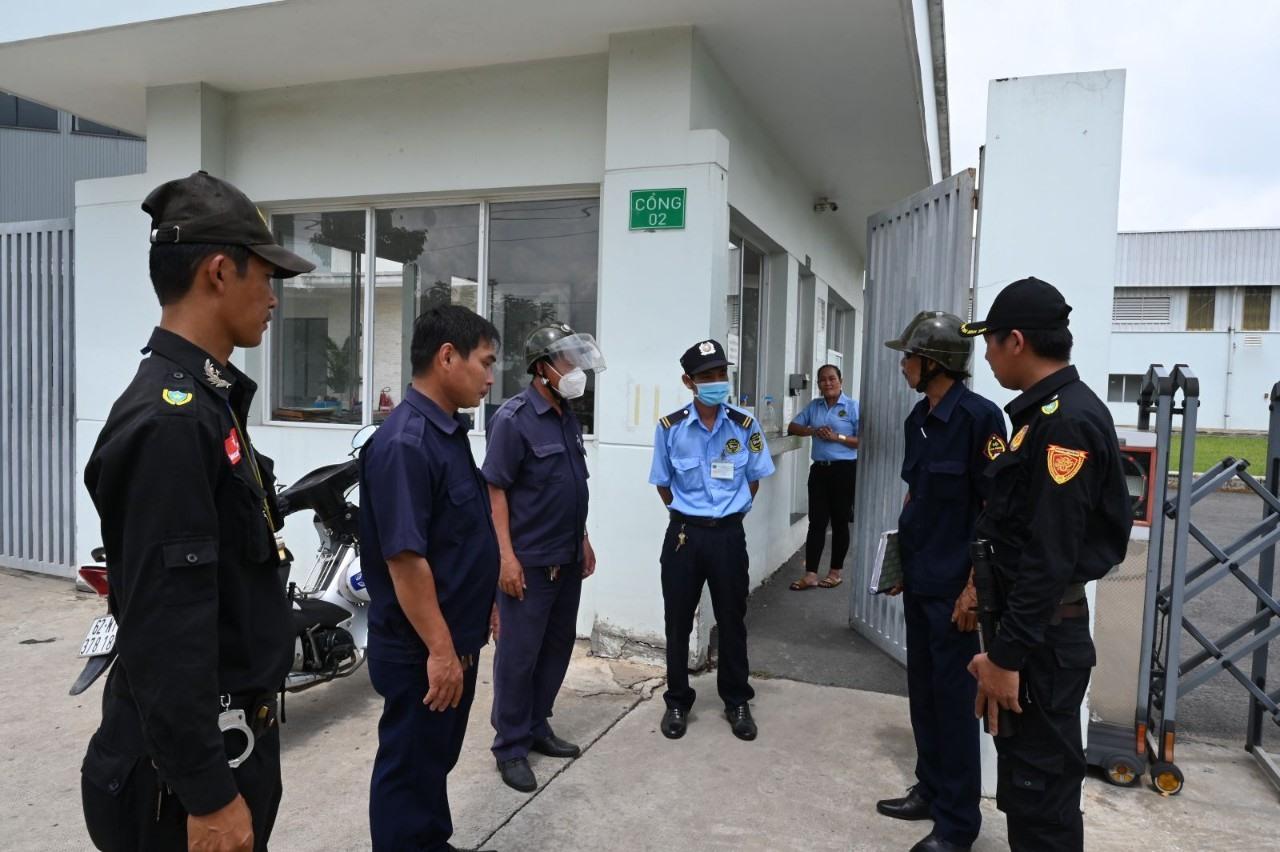 Mô hình xây dựng chốt dân phòng bảo vệ ANTT tại KCN ở Bến Lức phát huy hiệu quả. Ảnh: An Long