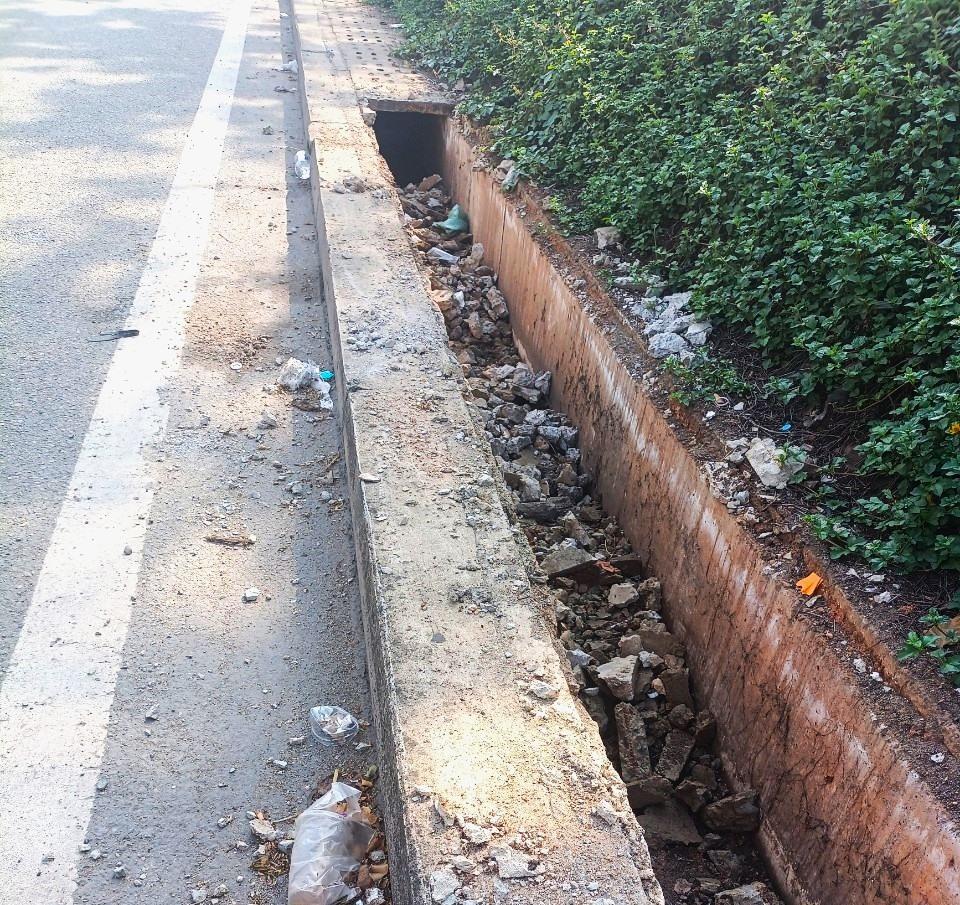 Một đoạn mương thoát nước bị mất nắp che do bị kẻ gian phá hoại.  Ảnh: CII