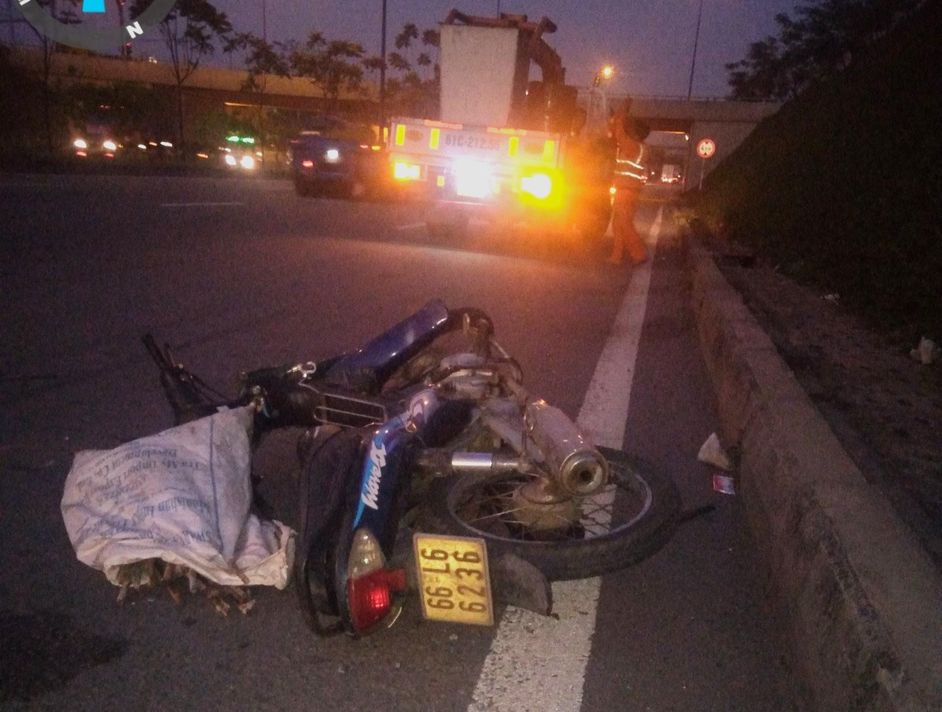 Phương tiện và tang vật kẻ gian bỏ lại sau khi bị phát hiện đập phá tấm đan cống thoát nước. Ảnh: CII