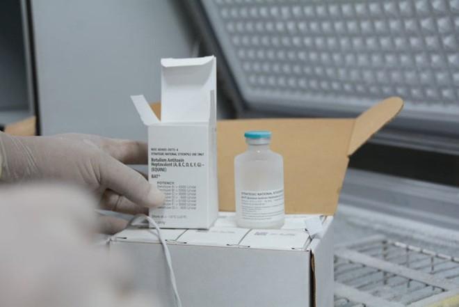 WHO viện trợ 6 lọ thuốc hiếm trị giá 8.000 USD/lọ, chuyển từ Thụy Sĩ về Việt Nam cứu bệnh nhân ngộ độc ảnh 1