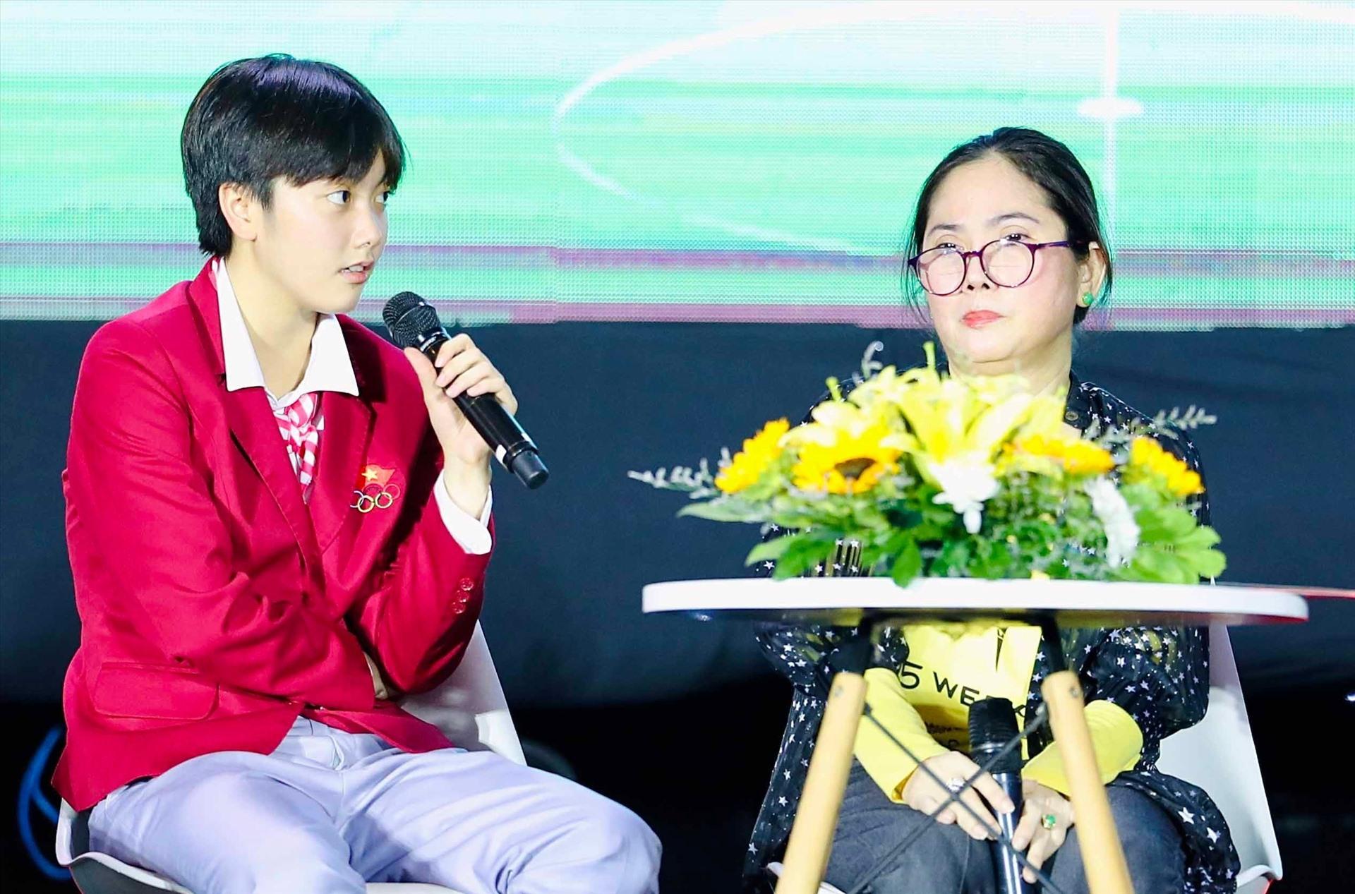 Vận động viên bóng bàn Trần Mai Ngọc và mẹ chia sẻ về hành trình nỗ lực trước khi giành huy chương vàng SEA Games 32. Ảnh: BTC cung cấp