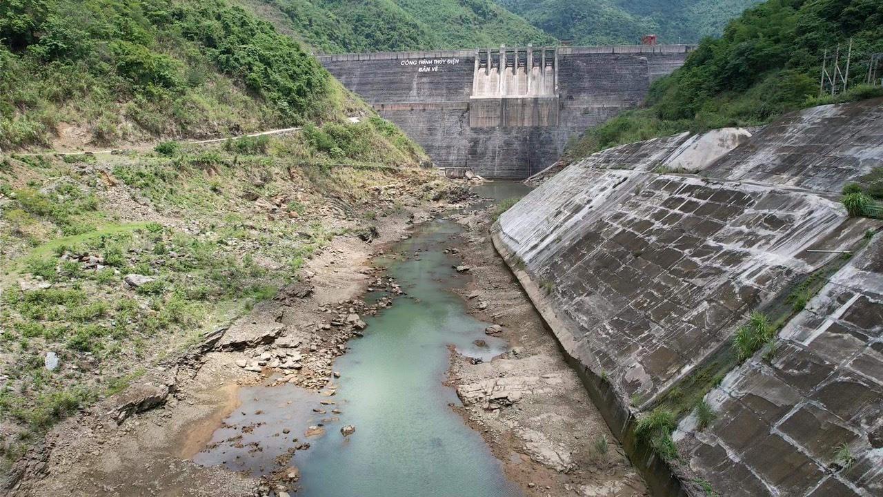 Mực nước xuống thấp khiến hạ du thủy điện Bản Vẽ gần cạn trơ đáy. Ảnh: Quang Đại